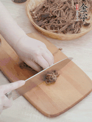 干茶樹菇浸泡過夜，去老根焯水，擠干水份。