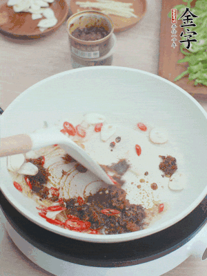 熱鍋涼油，姜蒜、辣椒、金字火腿xo醬炒香。