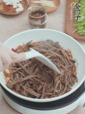 下茶樹菇煸炒4分鐘。