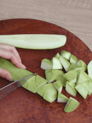 西葫蘆去籽縱向切成4份，斜切成厚片。