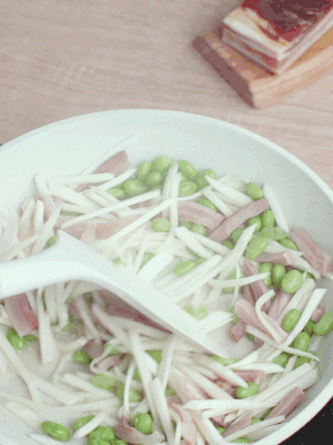 下茭白絲、青豆翻炒。