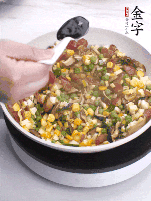 加2勺生抽、1勺蠔油、半勺老抽調(diào)味。