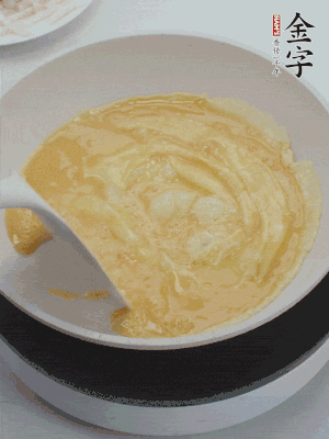 2個(gè)雞蛋炒散。