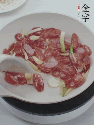 熱鍋爆香姜蒜片，下香腸炒出香味。