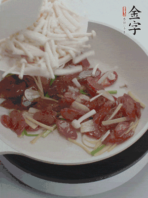 放白玉菇、青紅辣椒、雞蛋。