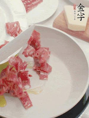 橄欖油煸香金字培根火腿。依次下豌豆、蝴蝶面、洋蔥。