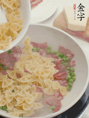 1小勺鹽調(diào)味，混合一起燉煮一下。