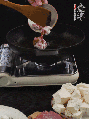 冷油潤(rùn)鍋，下五花肉煸香。