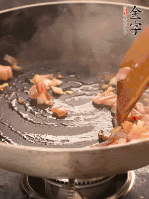 熱油爆香大蒜粒，煸香咸肉丁，淋一勺黃酒調(diào)味。