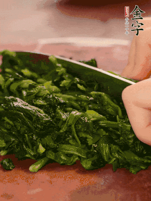 洗凈的菠菜加鹽焯水，撈出晾涼后攥干切碎。胡蘿卜切細(xì)絲。金字烤腸切園片。