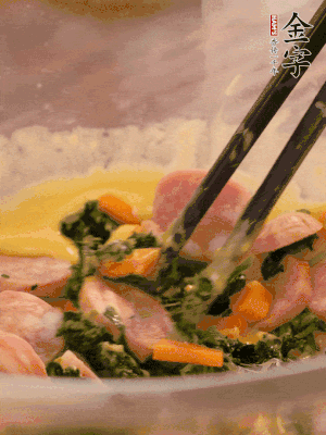 雞蛋、面粉、玉米油攪拌到無顆粒狀態(tài)。再加入菠菜、胡蘿卜、烤腸。少許鹽調(diào)味。