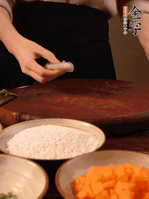 胡蘿卜去皮切丁。蝦仁切小塊。糯米提前浸泡半天。