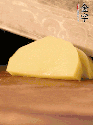 土豆去皮切丁。水開后，放入鍋中煮2-3分鐘，撈出瀝干水分。