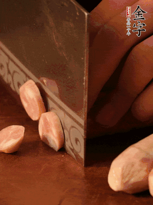 金字烤腸切圓片。