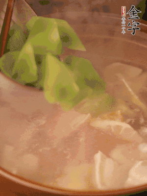 再加入焯水過的百葉結(jié)、萵筍塊燉15-20分鐘。