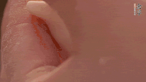 取一小團(tuán)面，用掌心搓成小球狀，從小球中心捏窩，放入餡料，封口后，留出小尾巴。