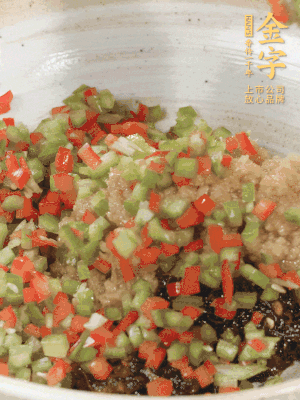 XO醬、蒜蓉醬、青紅椒粒攪拌成醬料。