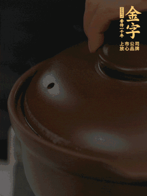 雞、火腿、姜片一起放入砂鍋中，大火轉(zhuǎn)小火燉2小時(shí)。