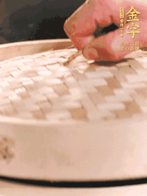 醬鴨半只加姜片、蔥、黃酒上鍋蒸20分鐘。