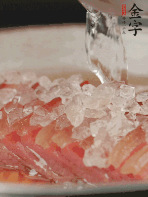 依舊放上冰糖100g、黃酒100g、水200g，鍋中再蒸15分鐘。