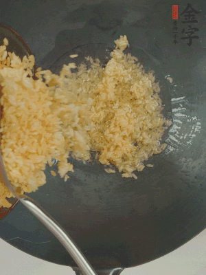 熱油下鍋，邊按壓邊翻炒均勻。