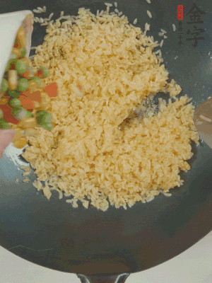 下豌豆粒、胡蘿卜粒、玉米粒。（買現(xiàn)成冷凍的雜菜即可，非常方便）