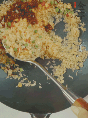 翻炒熟后，加金字火腿XO醬。