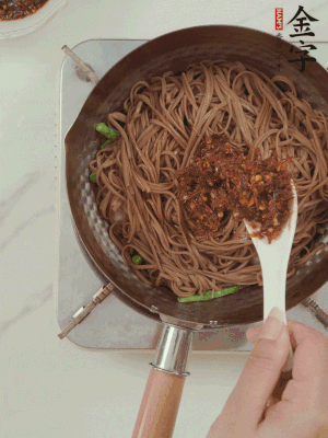 下蕎麥面，淋上少許醬油，加2勺金字火腿大師醬略翻炒即可。