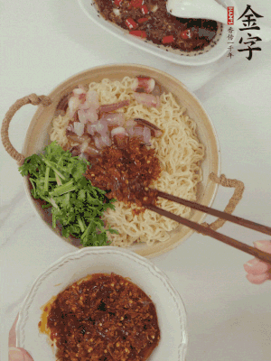 在面上鋪魷魚、香菜、金字火腿大師醬。