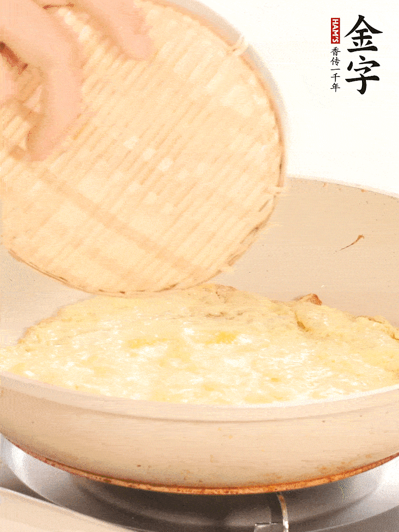 鍋內(nèi)放入少許油，油溫4成熱倒入一個(gè)雞蛋煎熟