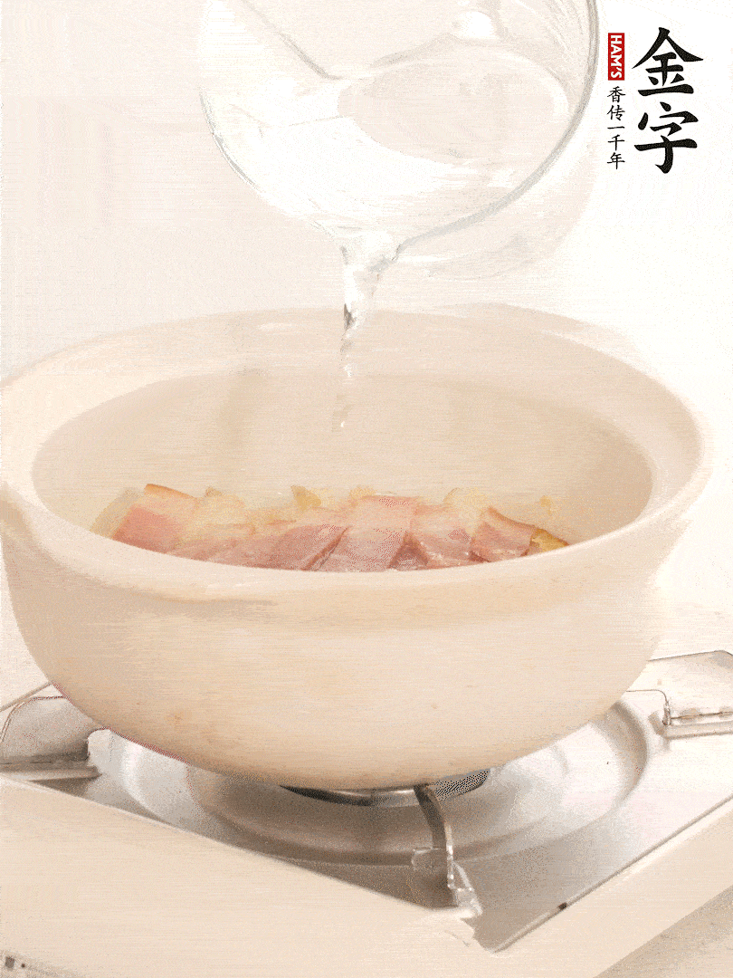 放入火腿片，加開水，再加入豆腐