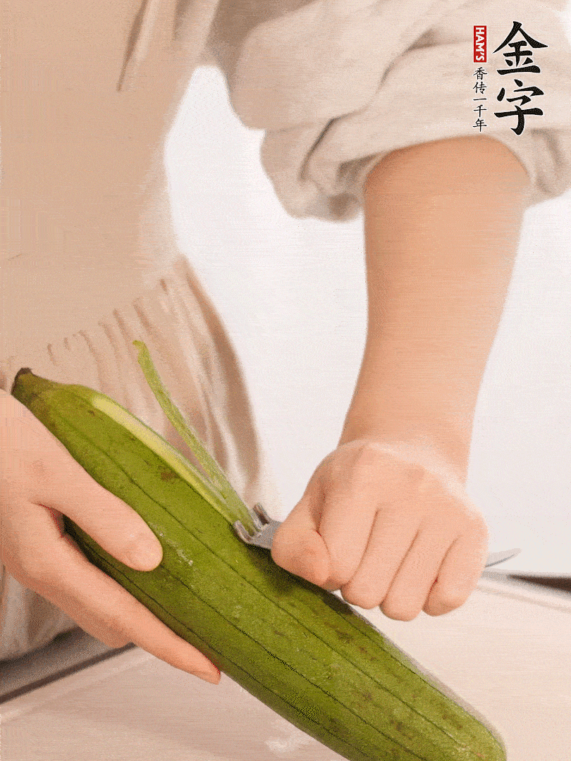 絲瓜去皮切滾刀塊用鹽殺一下水分洗凈。