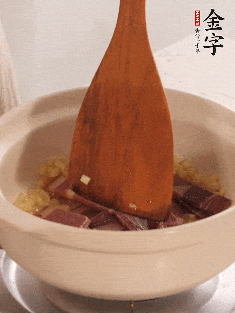 加熱水，加入白菜蓋上蓋子煨煮3分鐘。