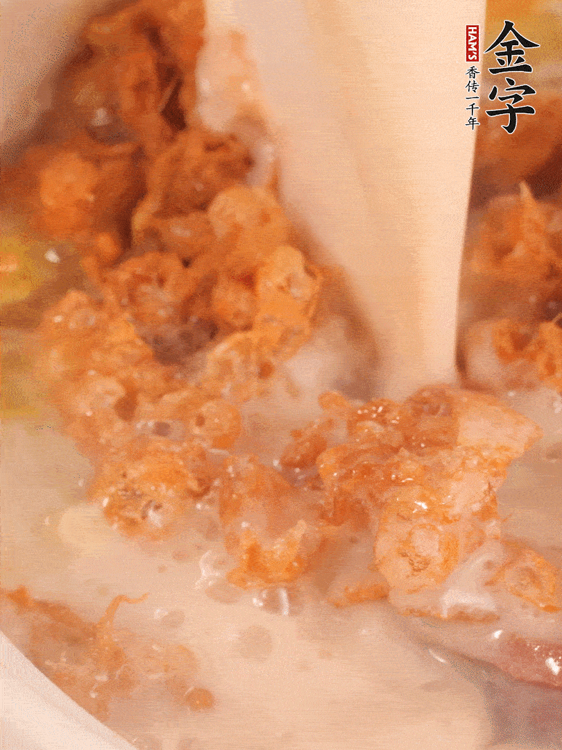 加入蛋酥再煨煮2分鐘，加入豆?jié){。