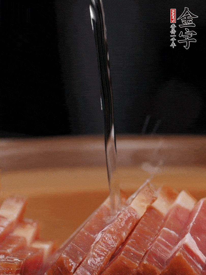 金字火腿切片，放入溫水中泡10分鐘，金字土香腸斜切成片。千張切成細(xì)條。