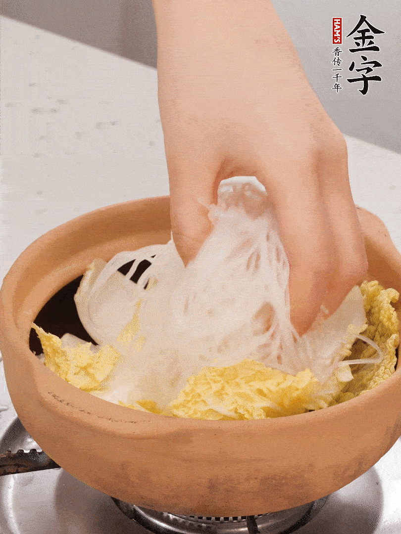 放入提前泡軟的粉絲，蓋上蒜蓉醬汁