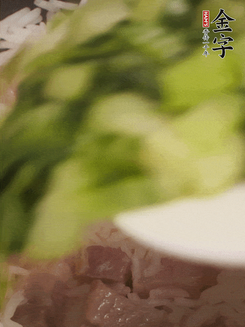 將燜煮好的米飯，倒入炒熟的蔬菜中，翻炒均勻鍆繼續(xù)燜煮5分鐘