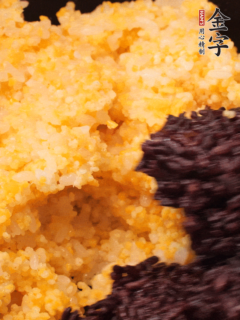 混合小米、紫米煮熟，加豬油攪拌均勻（紫米分開煮在攪拌）