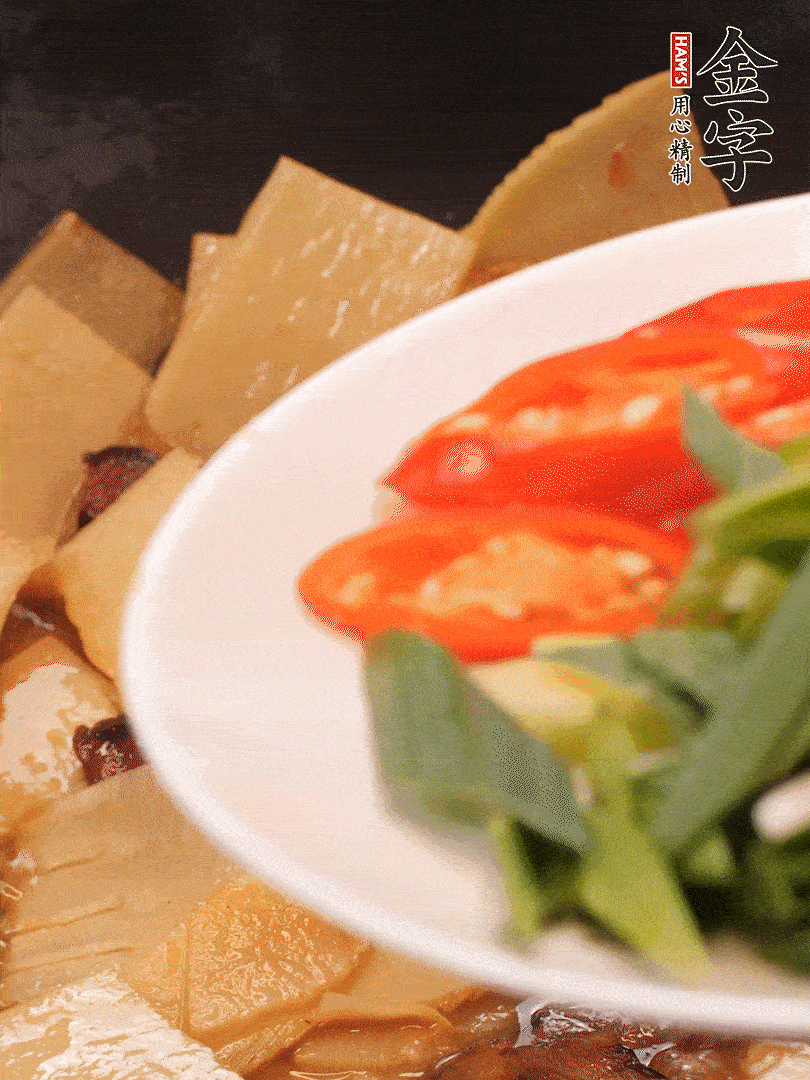 少許料酒增香，下蒜白、青紅辣椒略微翻炒