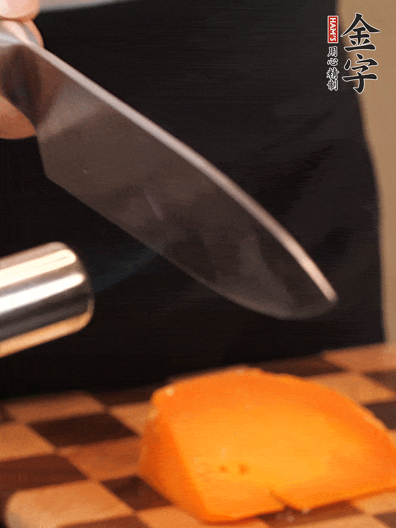 間隔擺上哈密瓜、奶酪、迷迭香、核桃仁