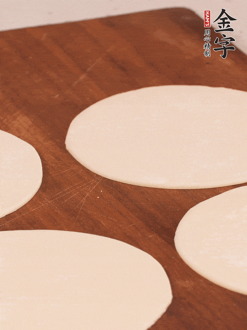 餃子皮均勻抹油，10張疊在一起，搟面杖搟開(kāi)