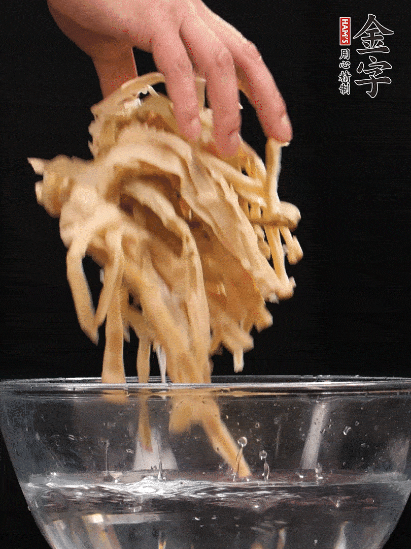 天目山筍干1把，清洗表面鹽分，用手撕成長條