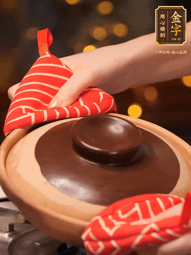 想要有嘎嘣脆鍋巴的關鍵（傾斜砂鍋，讓每個側邊都均勻加熱一分鐘）