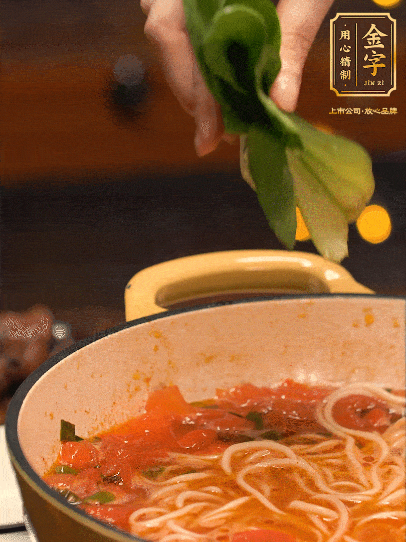 放入焯水后的面條、牛肉、小青菜燜煮約3分鐘