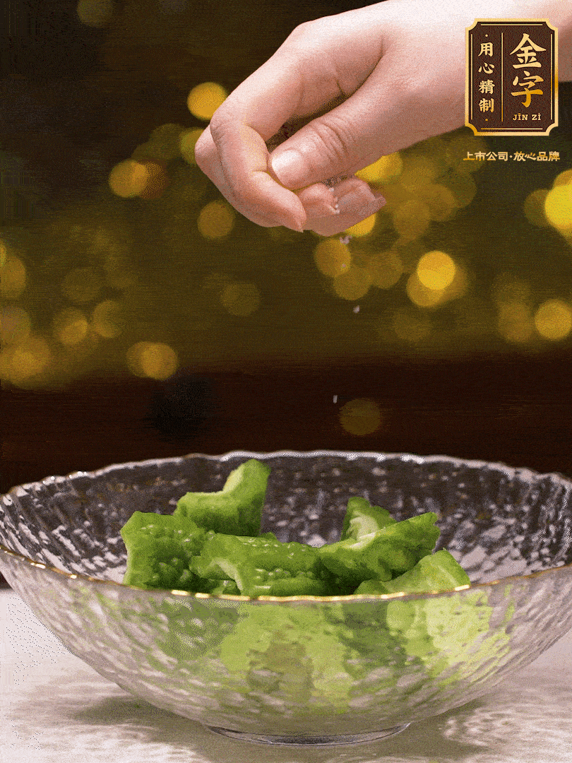 處理好的苦瓜切段（5cm），加點(diǎn)鹽鹽腌一下，去除一下苦味