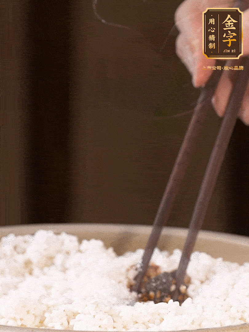 糯米淘洗干凈，浸泡4小時，控干水分后，加鹽、糖、老抽調味調色