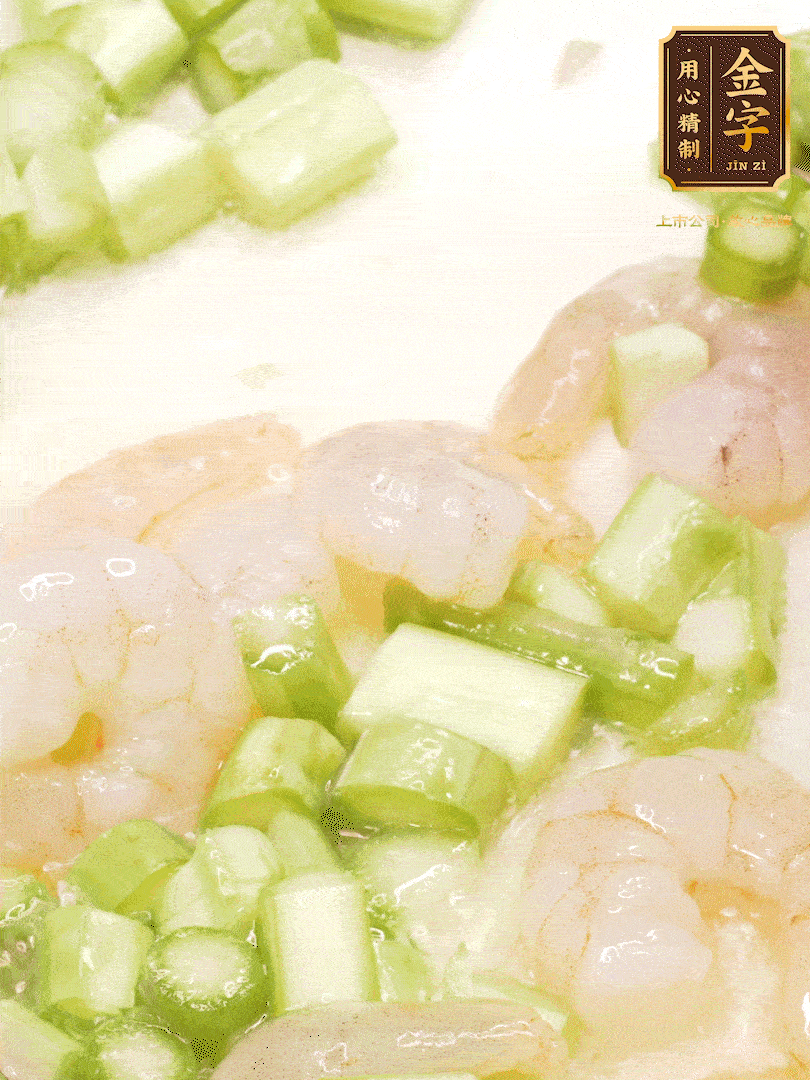 熱油煎香蝦仁，下香腸、蘆筍翻炒，盛出備用。