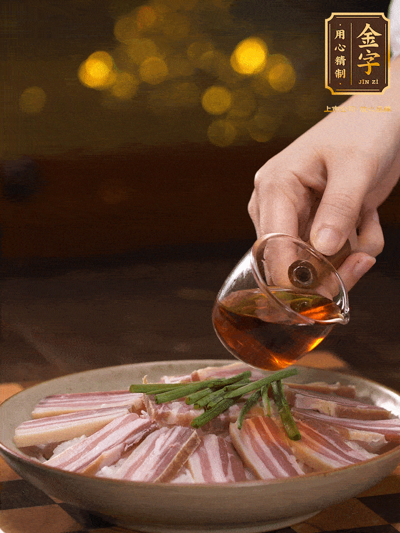 把切好的咸肉，均勻的鋪在蘿卜絲的四周頂部放少許蔥段 淋上少許料酒，放入鍋中 大火蒸二十分鐘