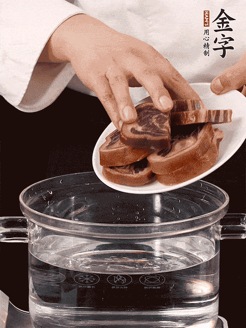 準(zhǔn)備食材。做金銀蹄有2個關(guān)鍵點(diǎn)：食材上火腿當(dāng)然得選足年發(fā)酵的金字火腿，新鮮豬爪最好選前腳、大小適宜的。