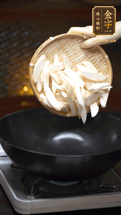 油至5成熱，下茭白塊翻炒，慢慢煎炒至表面微微焦黃
